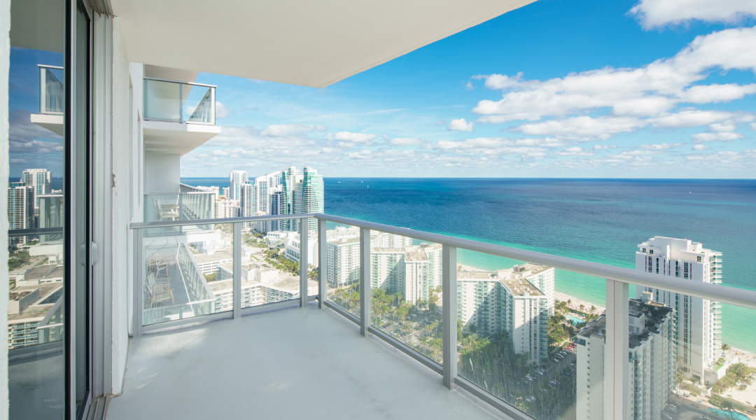 Un balcón con vista al mar y a la ciudad
